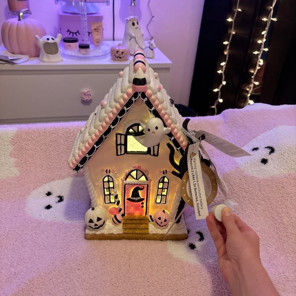 Ghoulish pink Halloween haunted house gingerbread viral TikTok